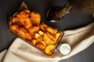 Nuggets ve güzel bir sepette beyaz soslu fırında patates