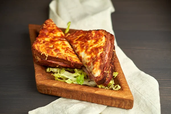 ahşap oyun tahtası, fırında peynirli ızgara sandviç