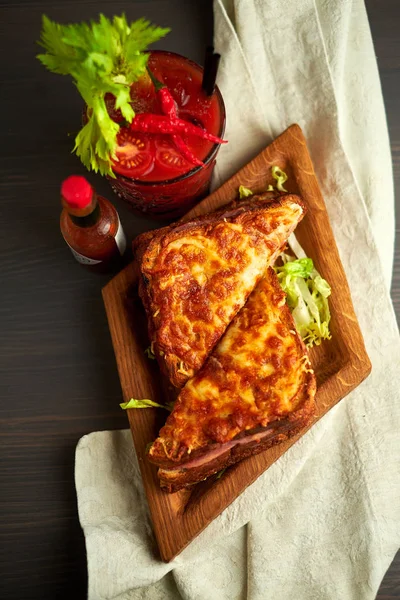 ahşap oyun tahtası, fırında peynirli ızgara sandviç