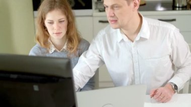 iki başarılı iş ortakları toplantısında ev ofis çalışma tartışmak
