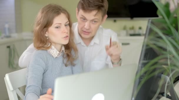 Diskutovat o dvě úspěšné obchodní partneři pracují na schůzce v domácí kanceláři — Stock video