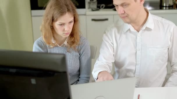 Dois parceiros de negócios bem sucedidos que trabalham na reunião no escritório home discutem — Vídeo de Stock