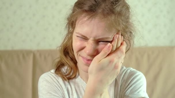 Frau mit Kopfschmerzen hält ihre Hand an den Kopf — Stockvideo