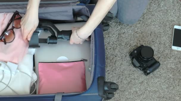 Nő összegyűjti egy bőröndöt, egy otthoni szobában. — Stock videók