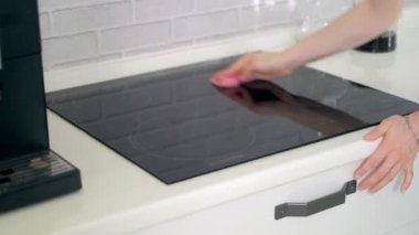 Mutfak dolapları sünger ve sprey temizleyici temizlik kadın.