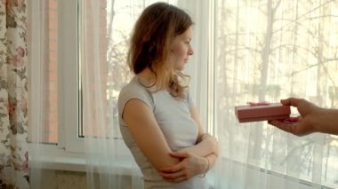 Bir kadın bir hediye bir kutu içinde alır.