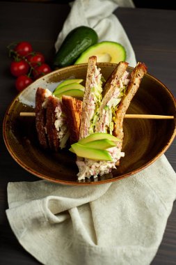 Tahta arka planda marul, jambon, peynir ve domatesli sağlıklı sandviç tostu.