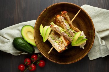 Tahta arka planda marul, jambon, peynir ve domatesli sağlıklı sandviç tostu.