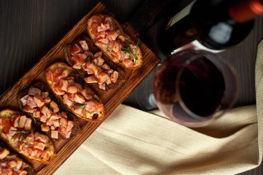 Bruschetta Kapari ve zeytinyağı ile krem bir yastık üzerinde lezzetli balık ile