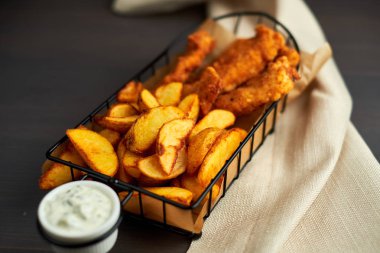 Nuggets ve güzel bir sepette beyaz soslu fırında patates