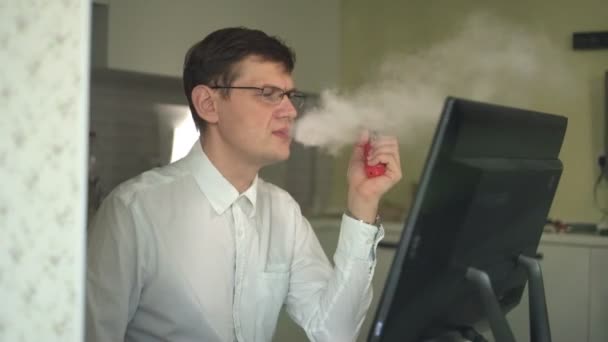 Homme frappe ses mains sur la table, boit de l'alcool, le stress — Video