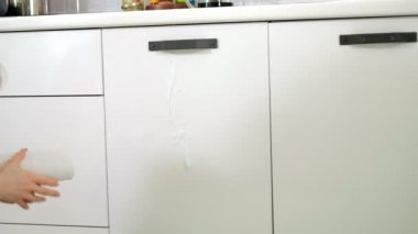 Mutfak dolapları sünger ve sprey temizleyici temizlik kadın.