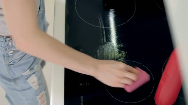 Mujer limpiando gabinetes de cocina con esponja y limpiador de aerosol . — Vídeos de Stock