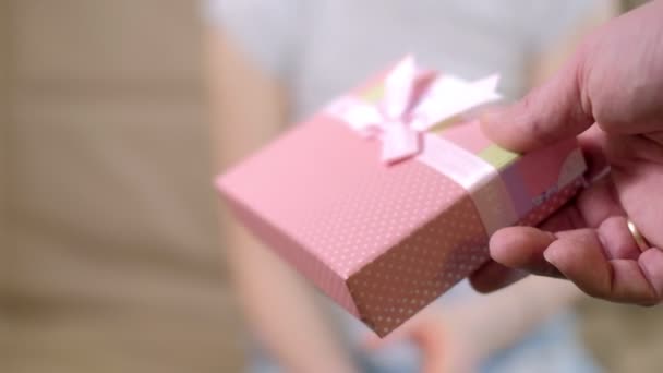 Een vrouw ontvangt een geschenk in een doos — Stockvideo