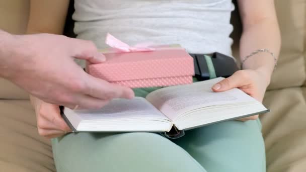 A woman receives a gift in a box — Stock Video