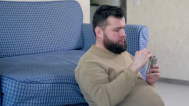 adam, bıyıklı, metal bir şişe içki alkol acımasız c hipster sakallı