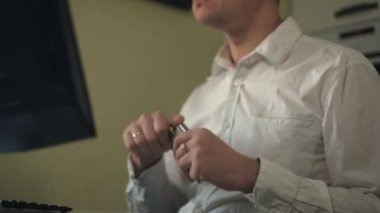 Beyaz tişörtlü içme alkol, gergin adam bilgisayarda ev ofis, stres içinde çalışan