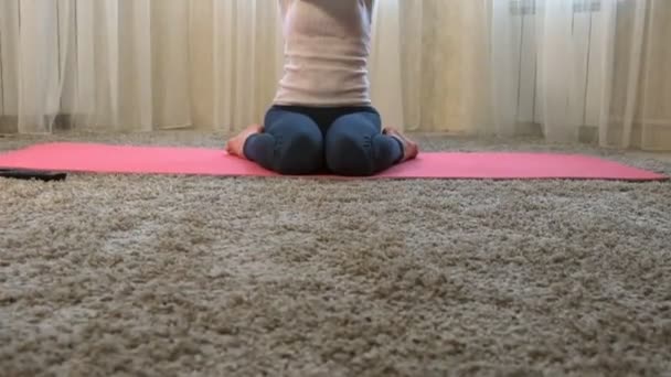 Nő a jóga otthon. Meditáció. Fitness, sport, képzés és az életmód fogalma. — Stock videók
