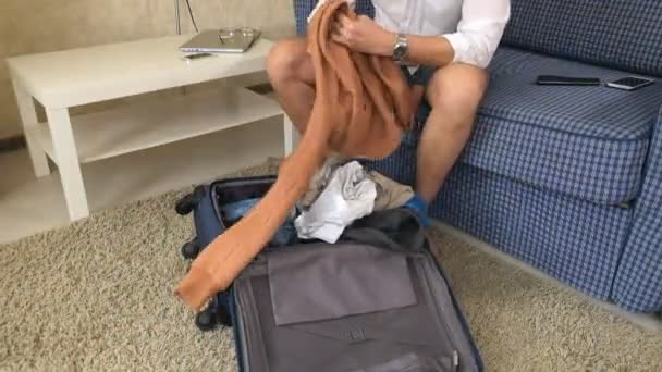 アルコール依存症の夫は、スーツケースの中のものを配置します。離婚。クローズ アップ — ストック動画
