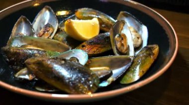 Midye aperatif bir alkollü kokteyl için plaka