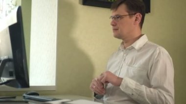 Beyaz tişörtlü içme alkol, gergin adam bilgisayarda ev ofis, stres içinde çalışan