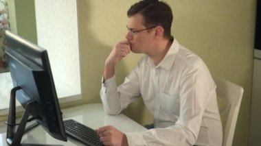bardaklarda ciddi adam bilgisayar inşaat