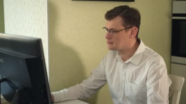 Портрет усміхненого чоловіка, що працює вдома — стокове відео