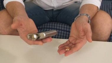 bir adam sağ elini şişeye alkolle, sol nişan yüzüğü. düşünüyor, boşanma. yakın çekim