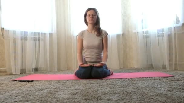 Mujer de yoga en casa. Meditación. El concepto de fitness, deportes, entrenamiento y estilo de vida . — Vídeo de stock