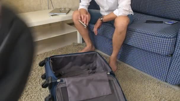 Femme jette son mari alcooliques choses dans une valise. divorce gros plan — Video