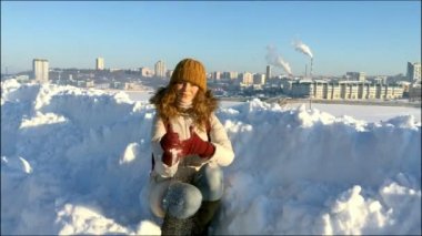 güzel kadın kamera 4 k isabet kartopu atar