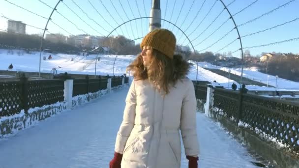 SEGUIR Caminhadas jovens do sexo feminino com uma mochila no belo inverno sity , — Vídeo de Stock