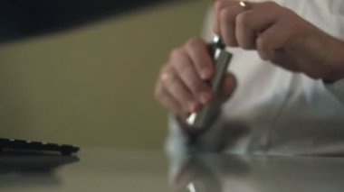 adam ellerini masaya içki alkol, stres bayıltır.