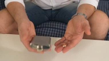 bir adam sağ elini şişeye alkolle, sol nişan yüzüğü. düşünüyor, boşanma. yakın çekim