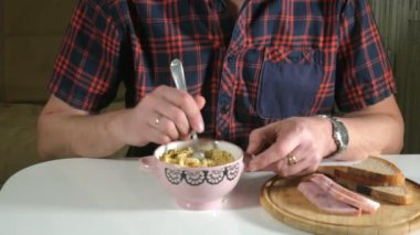 Adam bir çatal ile Çin anlık erişte yiyor