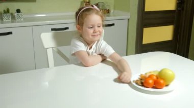 Güzel sevimli küçük kız meyve reddediyor, Çerezler, çikolata, cips seçer