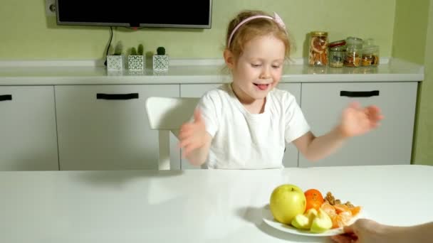 Mooie schattig klein meisje eten fruit, gelukkig — Stockvideo