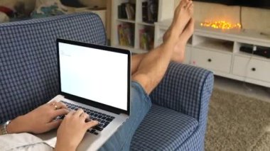 dizüstü çalışma odasında kanepede yatan adam