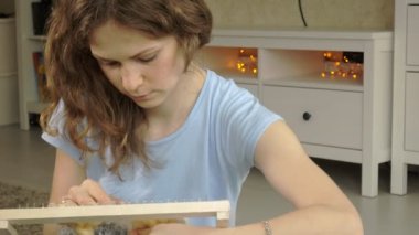 Bir kadın bir tezgah üzerinde güzel bir nakış iplikleri, eve bir stüdyoda yapılan örgüleri.,