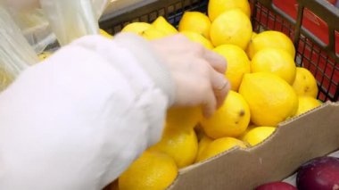 Kadın bir limon ve Şarküteri sebze satın alma