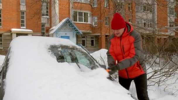 Homem carro limpo após tempestade de neve com raspador — Vídeo de Stock