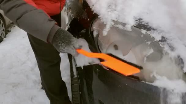 Man ren bil efter snöstorm med skrapa — Stockvideo