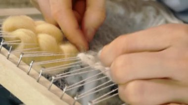 Bir kadın bir tezgah üzerinde güzel bir nakış iplikleri, eve bir stüdyoda yapılan örgüleri.,