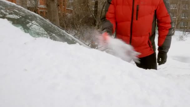 Man clean car after snow storm with scraper — Stock Video