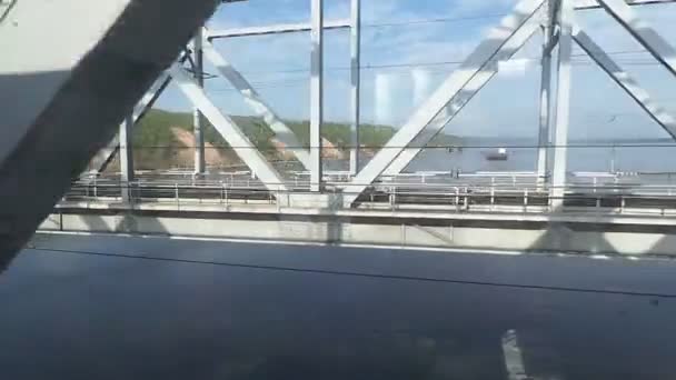 Vista de la carretera de montaña desde el coche mientras conduce en tiempo nublado toma de mano pov — Vídeos de Stock