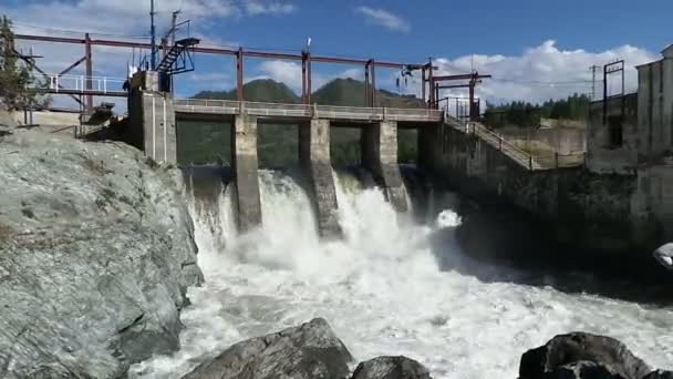 荒れ狂う山川。きれいな、野生山川の水をクリアします。. — ストック動画