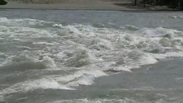 Fiume di montagna scatenato. Selvaggia di acqua pulita e limpida nel fiume di montagna . — Video Stock