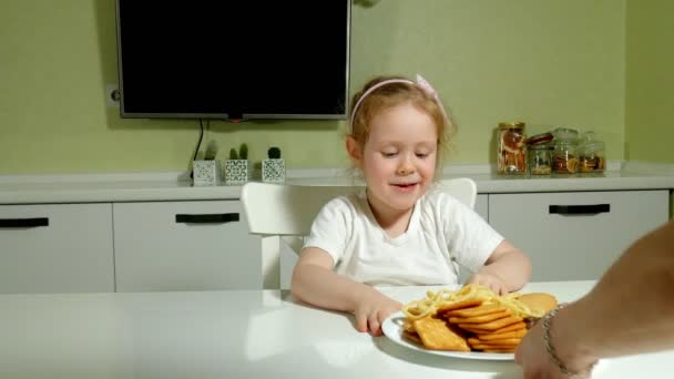 Όμορφο κορίτσι τρώει σνακ. χαμόγελα — Αρχείο Βίντεο