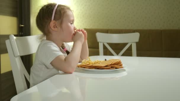 美丽甜美的女孩拒绝了一盘水果, 巧克力, 薯条, 拿一盘零食, 巧克力, 薯条 — 图库视频影像