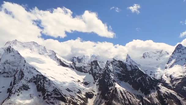 Vista desde el teleférico en las montañas — Vídeo de stock